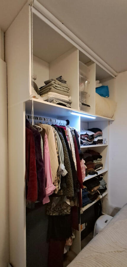 Open kledingkast open wardrobe Open kledingkast in een zeer kleine ruimte *open wardrobe in a very limited space*