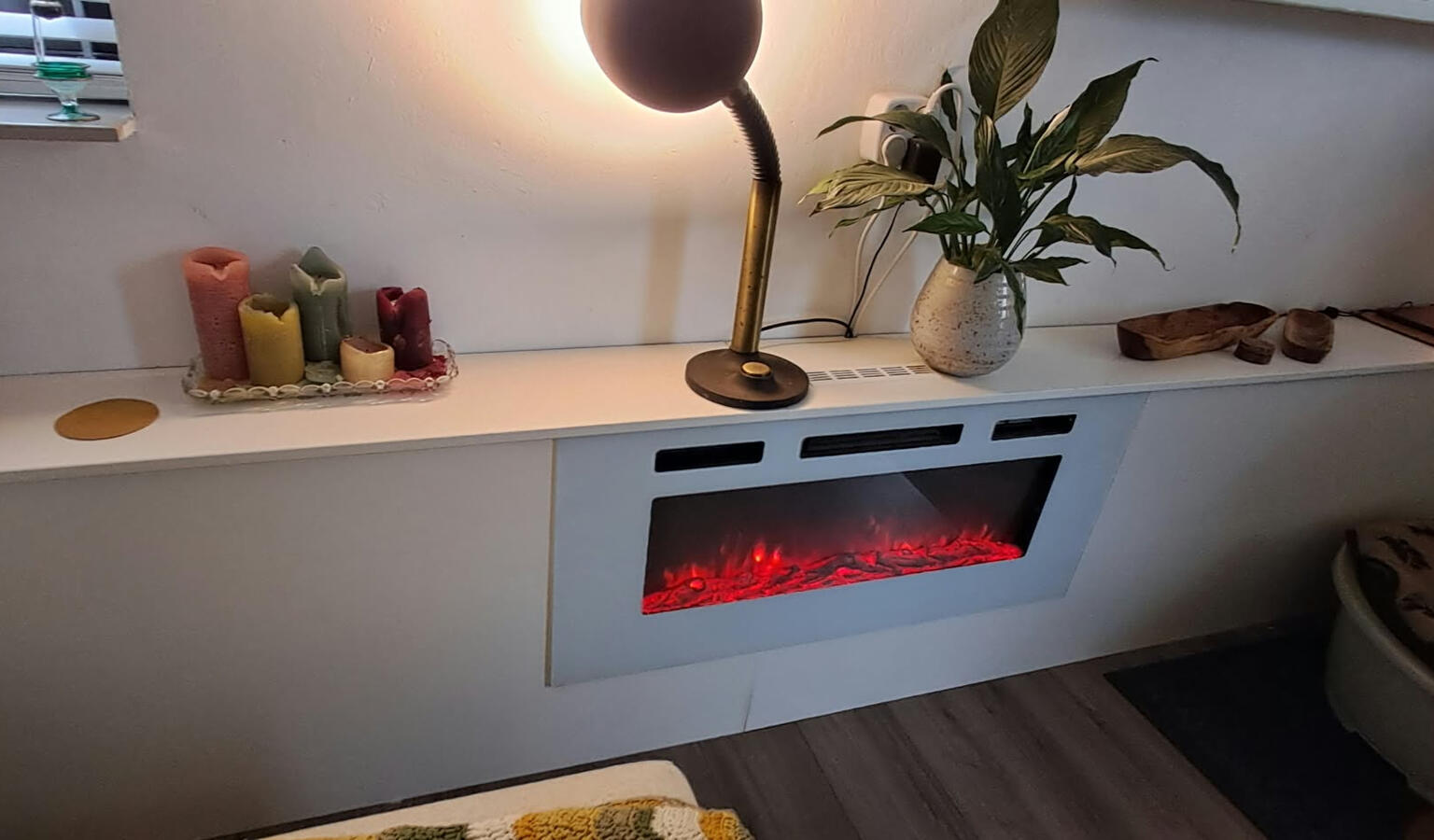 Lambrisering met geïntegreerde kachel recessed wall panelling with fireplace Doorlopende lambrisering met geïntegreerde elektrische kachel *recessed wall panelling with integrated electric fireplace*